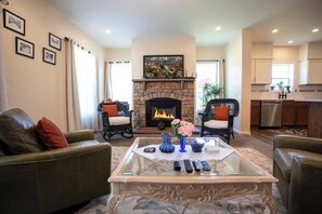 スマートテレビ、暖炉、書庫