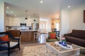 スマートテレビ、暖炉、書庫