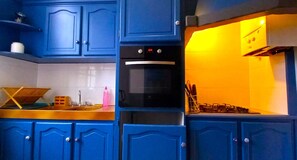 Microwave, coffee/tea maker, electric kettle, toaster