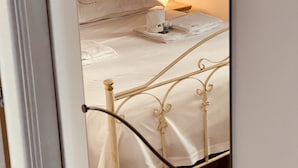 Un dormitorio con cama, mesita de noche y lámpara de noche.