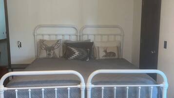 1 Schlafzimmer, Zimmersafe, Schreibtisch, Bügeleisen/Bügelbrett