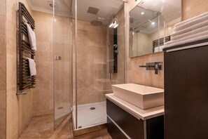 Shower, hair dryer, bidet, towels