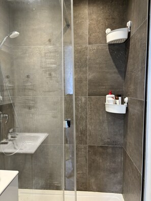 Hårtørrer, håndklæder, Toiletpapir