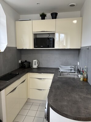 Mikrobølgeovn, ovn, kaffe-/temaskine, elkedel