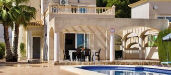 Villa Noma with Sea View, Pool, Garden & Wi-Fi