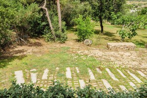 Property grounds - Holiday Apartment in Villa Bruno with Sea View, Shared Garden and Air Conditioning (Olbia)