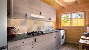 Kylskåp, mikrovågsugn, spishäll och kaffe- och tebryggare