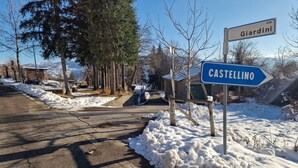 A road sign indicating directions to Castellino and Giardini.