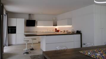 Fridge, oven, stovetop, dishwasher