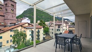 A modern apartment with a balcony overlooking a historic town and a mountain. - SWEETHOME MUSEUM 190sqm with Garage in the heart of Bolzano (Bolzano)