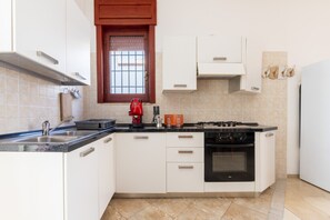 Réfrigérateur, four, plaque de cuisson, cafetière/bouilloire