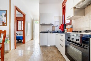 Kühlschrank, Ofen, Herdplatte, Wasserkocher mit Kaffee-/Teezubehör