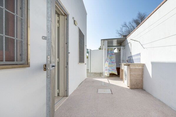 المنطقة المحيطة بالمنشأة