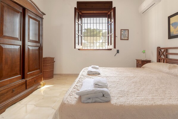 2 bedrooms, iron/ironing board, bed sheets