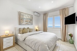 3 bedrooms, iron/ironing board, free WiFi, bed sheets - Villa Adriana with Sea View, Mountain View, Wi-Fi and Air Conditioning (Dénia)