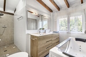 Dusj, hårføner og håndklær