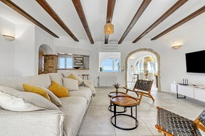 TV - Villa Adriana with Sea View, Mountain View, Wi-Fi and Air Conditioning (Dénia)