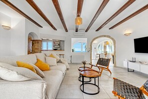 TV - Villa Adriana with Sea View, Mountain View, Wi-Fi and Air Conditioning (Dénia)