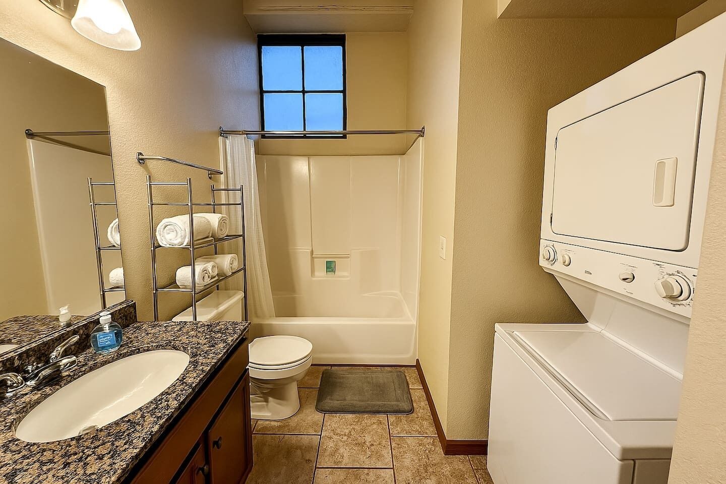 Sèche-cheveux, serviettes fournies, savon, shampoing