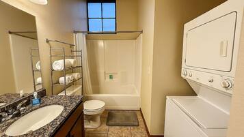 SĂšche-cheveux, serviettes fournies, savon, shampoing