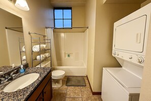 Secadora de cabello, toallas, jabón, shampoo 