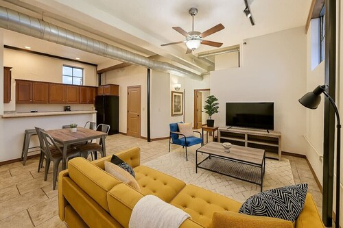 Sleepover | Ideal 2BD/1BA Condo - Downtown SGF