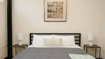 Bureau, fer et planche Ă repasser, Wi-Fi gratuit, draps fournis