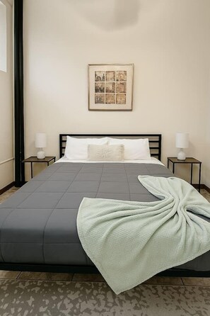 Escritorio, tabla de planchar con plancha, wifi gratis y ropa de cama 