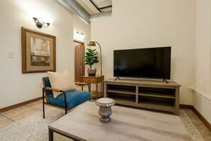 Téléviseur connecté, table de baby-foot