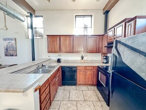 Fridge, oven, stovetop, dishwasher
