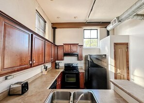 Réfrigérateur, un four, surface de cuisson, lave-vaisselle