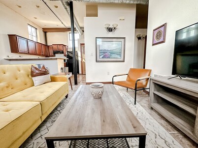 Sleepover: Ideal 2BD/1BA Condo Downtown Springfield