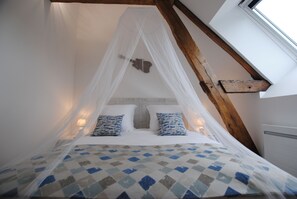 Cuna de viaje, wifi gratis y ropa de cama 