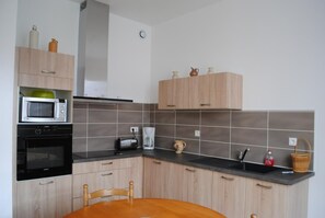 Micro-ondes, four, lave-vaisselle, chaise haute