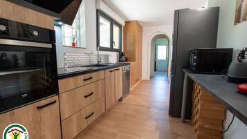 Mikroaaltouuni, uuni, astianpesukone, syöttötuoli