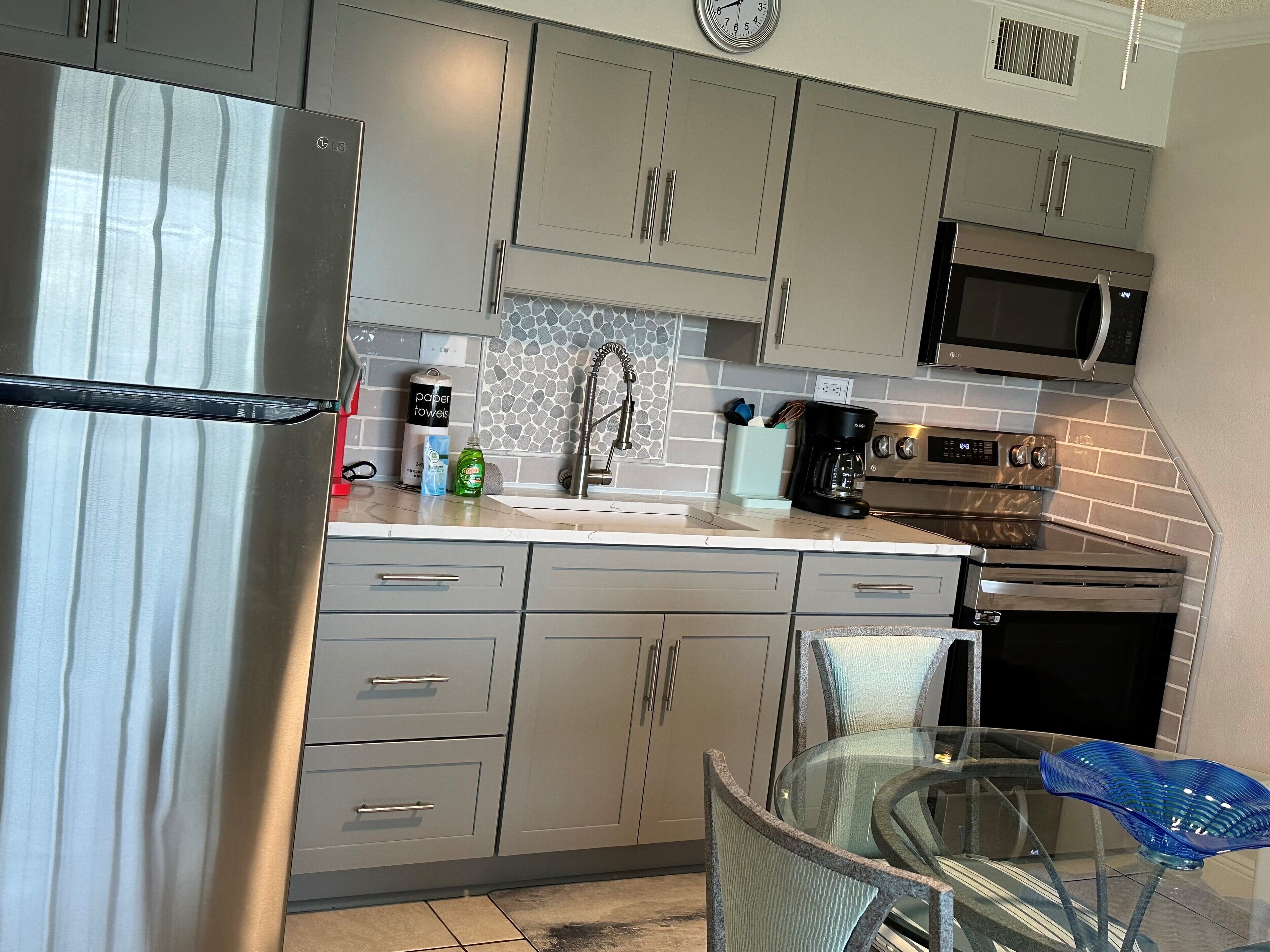 Refrigerador, microondas, horno y parrilla de estufa 