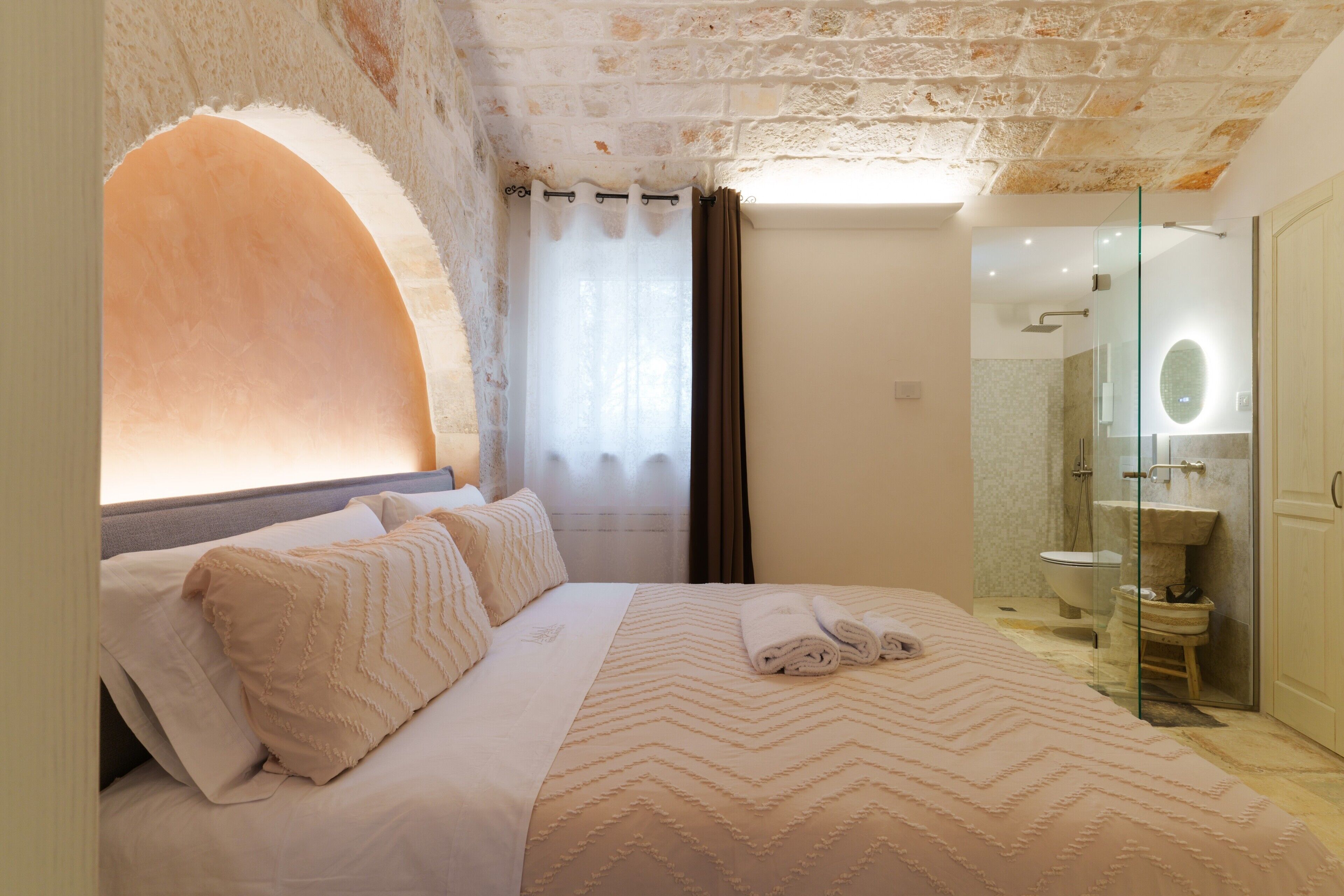 5 bedrooms, free WiFi, bed sheets