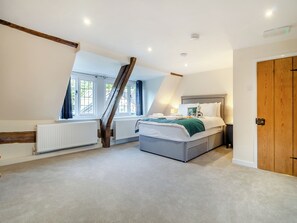 4 bedrooms, free WiFi, bed sheets - The Farmhouse - UK45894 (Banham)