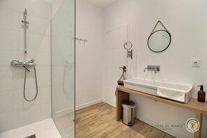 Douche, sèche-cheveux, serviettes fournies