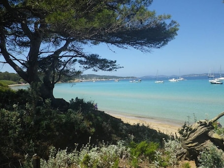 Beach. 'Le Bastidon des Oliviers' with shared pool, Wi-Fi and air conditioning