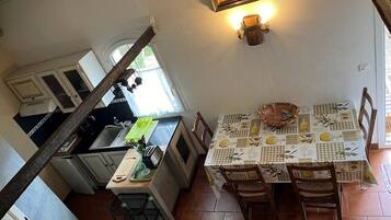 Frigorifero, microonde, piano cottura, macchina per tè/caffè