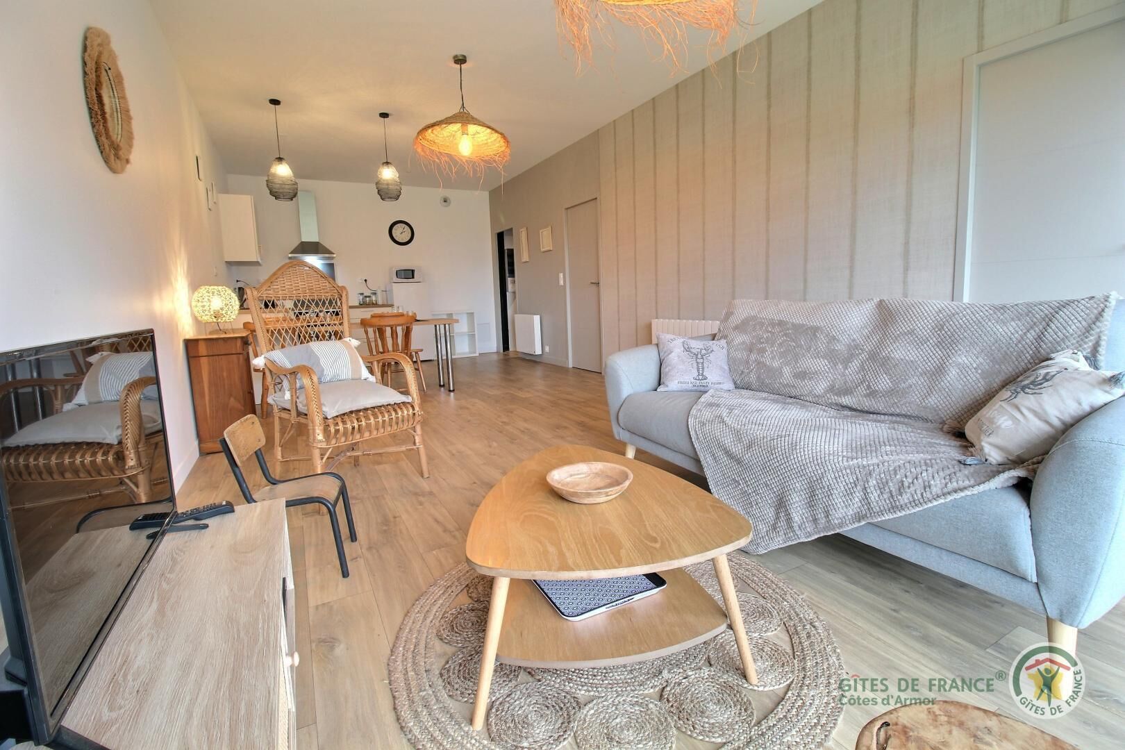 Una televisión, un reproductor de DVD, un reproductor estéreo