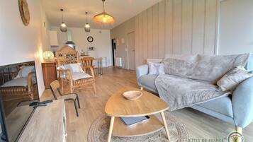 Una televisión, un reproductor de DVD, un reproductor estéreo