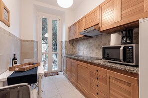 Refrigerador, microondas, placa de cocina, cafetera/tetera