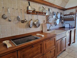 Kühlschrank, Mikrowelle, Herdplatte, Geschirrspüler