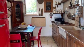 Refrigerador, microondas, placa de cocina, lavavajillas