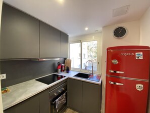 Kylskåp, ugn och kaffe- och tebryggare