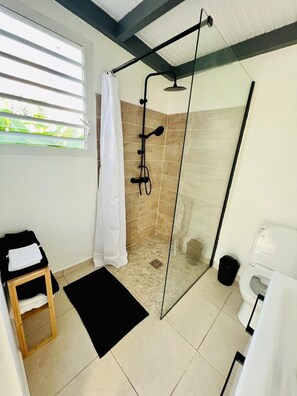 Regadera, toallas, jabón, papel de baño 