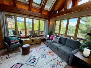 Smart TV, reproductor de DVD, libros, videoteca