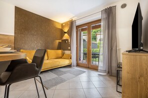 TV - Flat 'Perlago' with shared pool, Wi-Fi and air conditioning (Costermano)